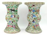 paire de vases chinois ornés de fleurs et d'animaux sur fond blanc
