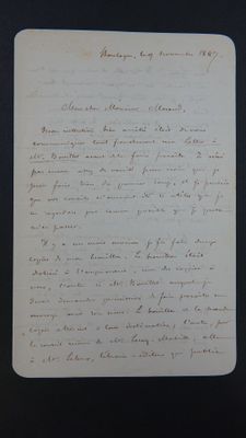 une vieille lettre écrite à la main sur un morceau de papier avec une écriture dessus