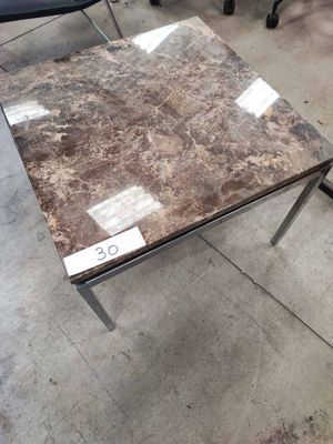 une table en marbre sur laquelle est posée une étiquette de prix, dans un magasin