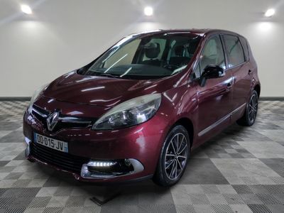la voiture rouge est garée dans le garage sur un sol en damier