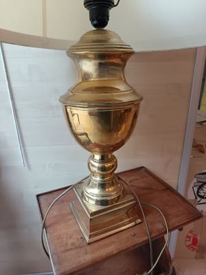 Pied de lampe en laiton de forme balustre, monté à l'électri…