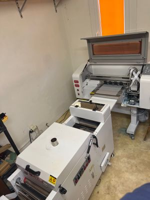 une image d'une machine qui se trouve dans une pièce