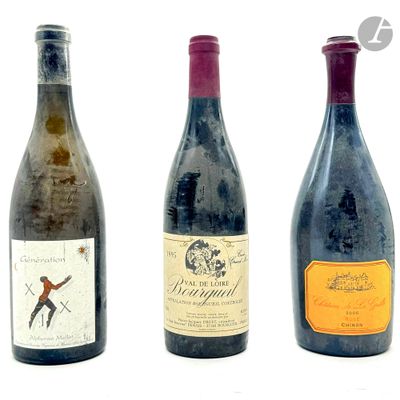 trois bouteilles de vin posées les unes à côté des autres sur une surface blanche