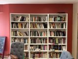une pièce avec beaucoup de livres sur les étagères