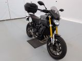 une moto qui est garée dans un garage