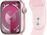 une Apple Watch rose avec un bracelet blanc