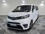 la camionnette blanche est garée dans une grande pièce au sol en damier