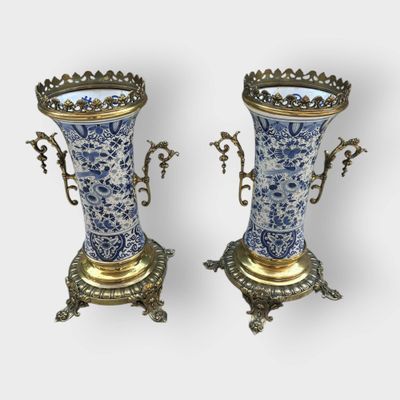 Dans le goût de DELFT Paire de vases cornet en faïence bleu …