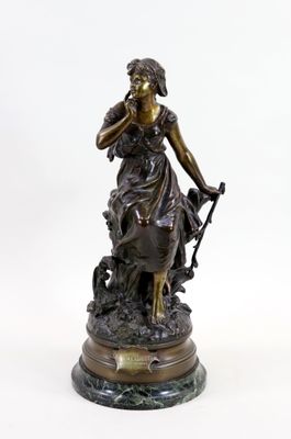 statue en bronze représentant une femme accompagnée d'un chien, posée sur un socle en marbre