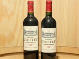 deux bouteilles de vin posées sur un tonneau