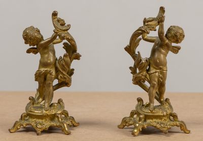 paire de figurines anciennes en laiton représentant des chérubins, posées sur un socle