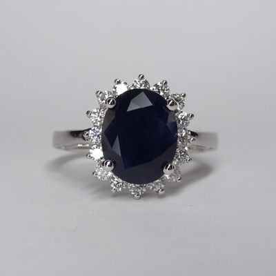 BAGUE en or blanc sertie d'un saphir ovale d'environ 3 carat…