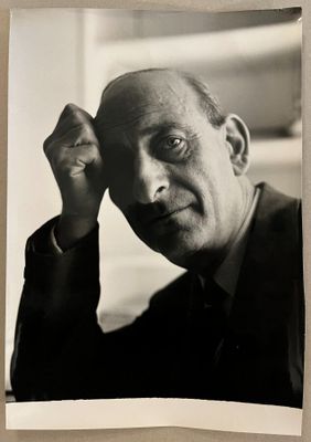 Photographe inconnu. Raymond Aron vers 1965.