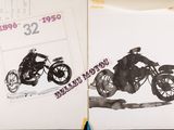 deux photos d'une moto dans les pages d'un livre