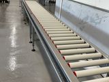 un tapis roulant au milieu d'une usine