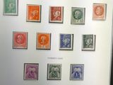 une photo d'une photo d'une collection de timbres exposée