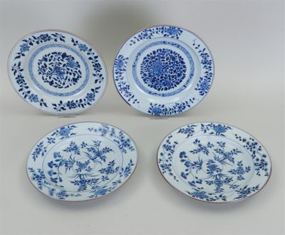 quatre assiettes bleues et blanches ornées de motifs floraux