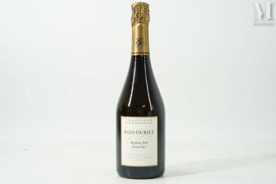 une bouteille de vin posée sur une table