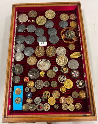 une boîte en bois remplie d'une multitude de pièces de monnaie de toutes sortes