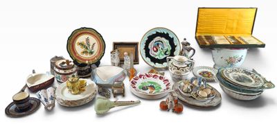 un grand nombre d'objets différents posés sur une table