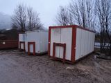 deux conteneurs blancs et rouges posés au bord de la route