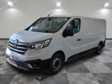 la camionnette blanche est garée sur le sol en damier d'une pièce
