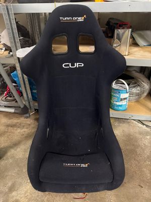 un gros plan sur un siège de course noir dans un garage