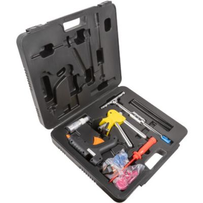 une trousse à outils dans un coffret noir sur fond blanc