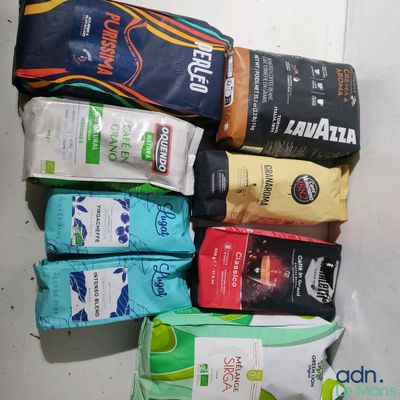 de nombreux types de sachets de café alignés sur une table