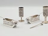 quatre couverts posés sur un plateau blanc, avec des cuillères et un repose-cuillères