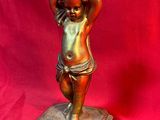figurine en bronze représentant un garçon coiffé d'un haut-de-forme