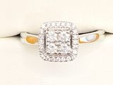 une bague en diamant avec une pierre centrale carrée entourée de diamants plus petits