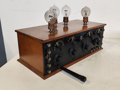 une radio à l'ancienne surmontée de trois ampoules