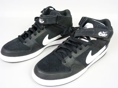 Baskets montantes Nike Air Force en noir et blanc sur fond blanc