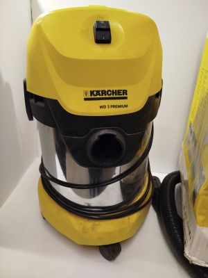 un aspirateur jaune posé sur un plan de travail