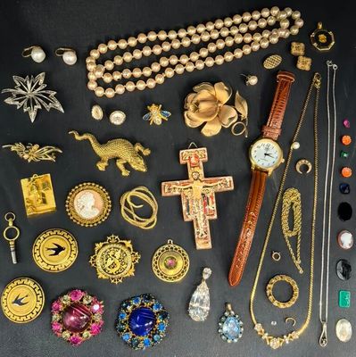 plusieurs types de bijoux différents sur une surface noire