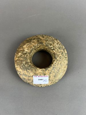 un beignet posé sur une table