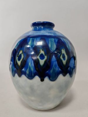 un vase bleu et blanc posé sur une table