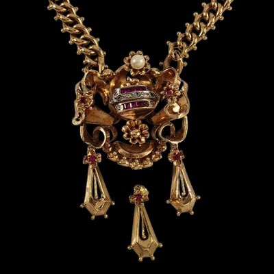 gros plan d'un collier en or sur fond noir