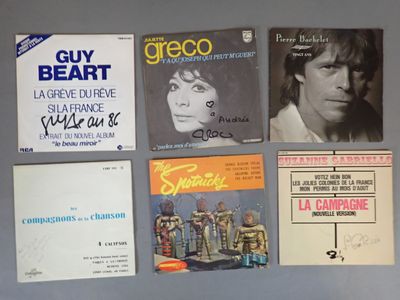 beaucoup de livres de musique accrochés au mur