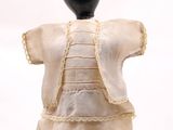 un mannequin vêtu d'une chemise blanche