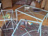 des tables et des chaises dans un salon avec un tapis et un autre tapis au sol