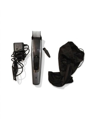 une image représentant une tondeuse à cheveux et une brosse à cheveux
