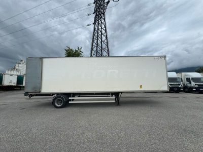 un camion blanc garé dans un parking