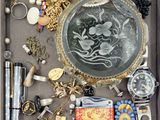 une boîte remplie d'un assortiment de bijoux et d'autres objets