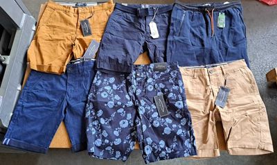plusieurs paires de shorts pour homme posées sur une table