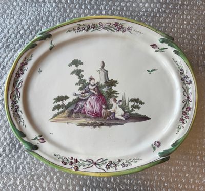 une assiette sur laquelle est représentée une femme