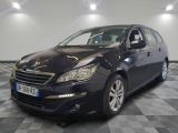 la voiture noire est garée sur un sol en damier dans le garage