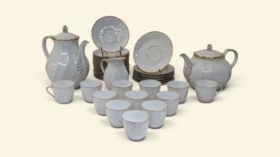 beaucoup de vaisselle et de tasses blanches sur la table