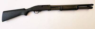 un fusil de chasse posé sur une table
